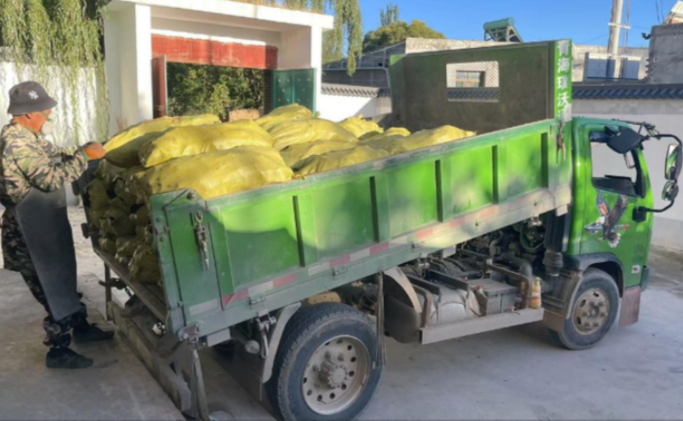 青海國(guó)晟黨支部為乙沙二村駐村工作隊(duì)送冬季燃煤